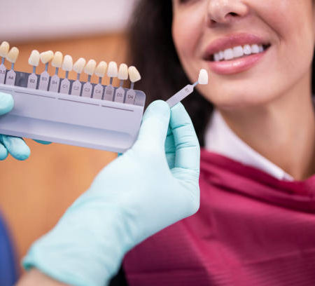 Quels sont les soins post-opératoires après la pose d’une couronne dentaire ?