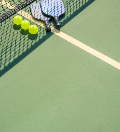 Comment Service Tennis intègre-t-il des fonctionnalités écologiques dans la construction de courts de tennis à Mougins ?