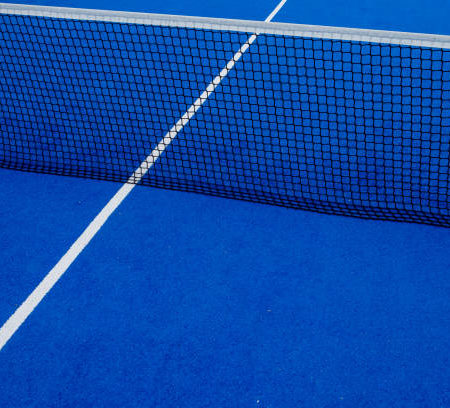 Intégration d’espaces verts et de zones d’ombre pour le confort des utilisateurs de courts de tennis par un constructeur de court de tennis à Nice