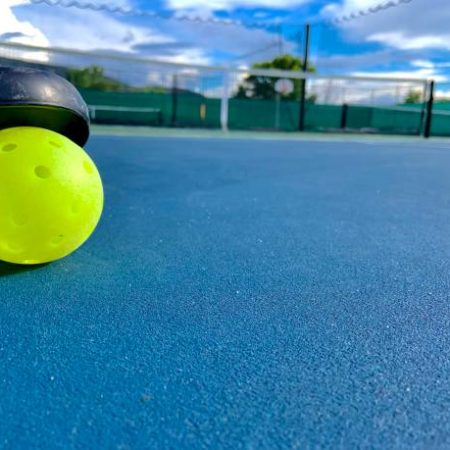 Comment concevoir un terrain de pickleball extérieur agréable à jouer malgré une forte exposition au soleil ?